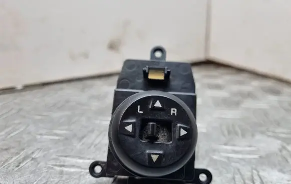 KIA Rio Wing mirror switch 935301W951 299105326