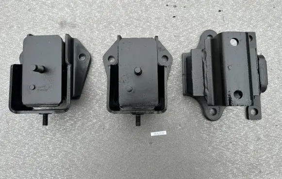 Mitsubishi Pajero Engine mounting bracket MB581455 MB581502 MB436331