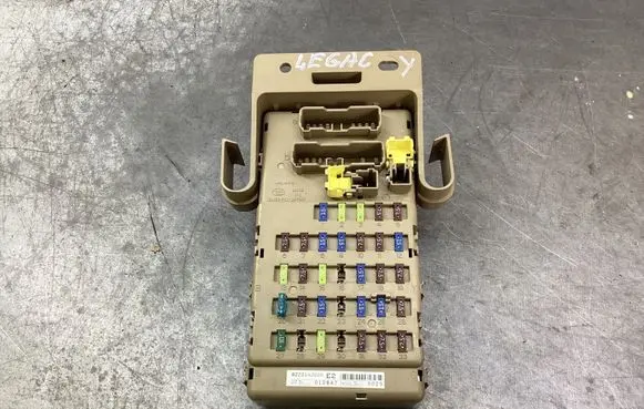 Subaru Legacy Fuse module 82201AJ000 012647