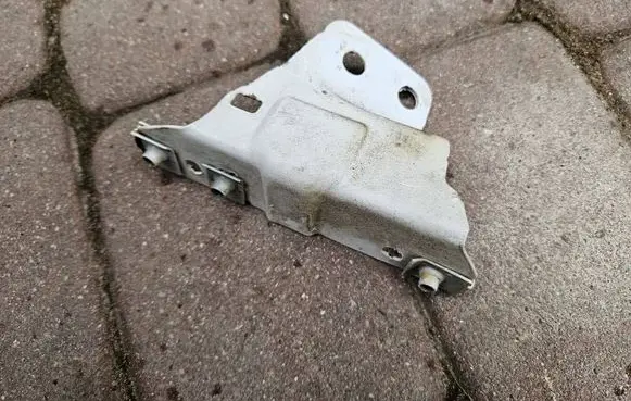 Opel Insignia B Fender mounting bracket 39066643