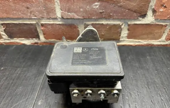 Mercedes-Benz C W205 ABS Pump A2059012800 A2054313612