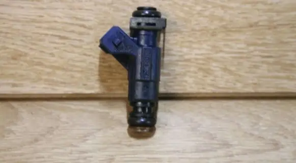 Audi A4 S4 B7 8E 8H Fuel injector 06B133551M