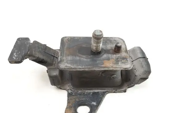 Toyota Hilux (AN10, AN20, AN30) Engine mount bracket