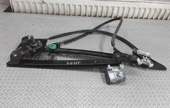 Rear door manual window regulator