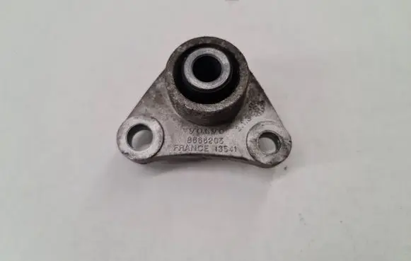 Volvo V70 Engine mount bracket 8666205 13541