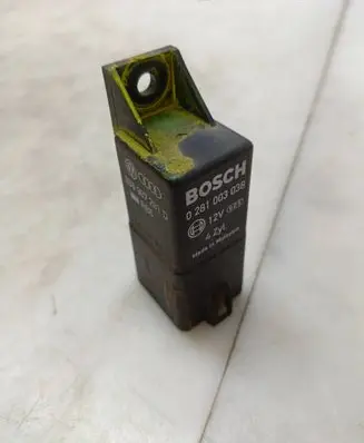 Volkswagen PASSAT B6 Glow plug pre-heat relay 0281003038