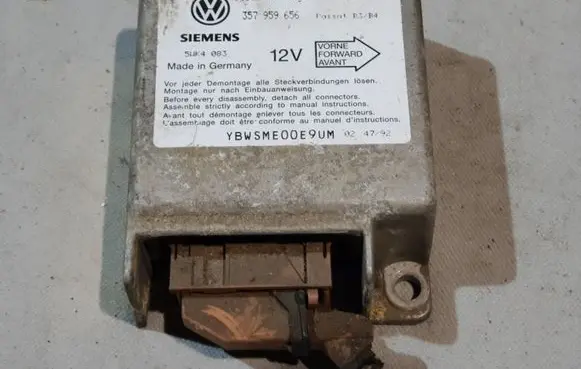 Volkswagen PASSAT B3 Airbag control unit/module 357959656 5WK4083