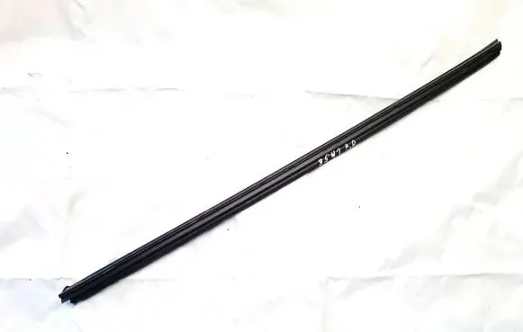 Toyota Avensis T270 Front door glass trim molding 