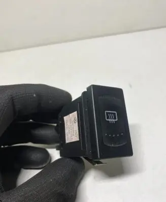 Volkswagen PASSAT B5.5 Windscreen/window heater switch 3B0959621C