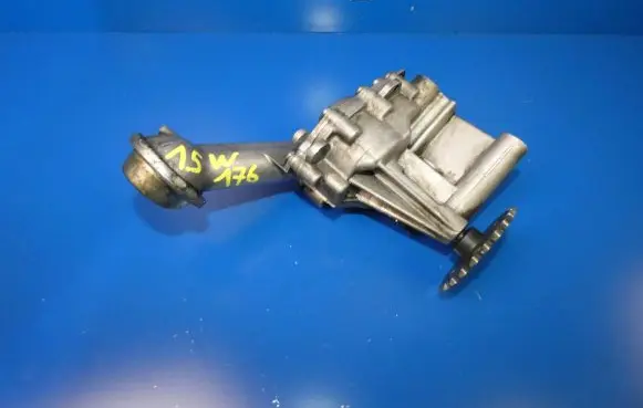 Mercedes-Benz A W176 Oil pump 150008247R