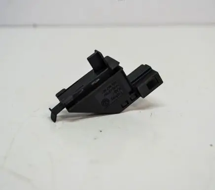 Volkswagen Jetta VI Other devices 1K0947561