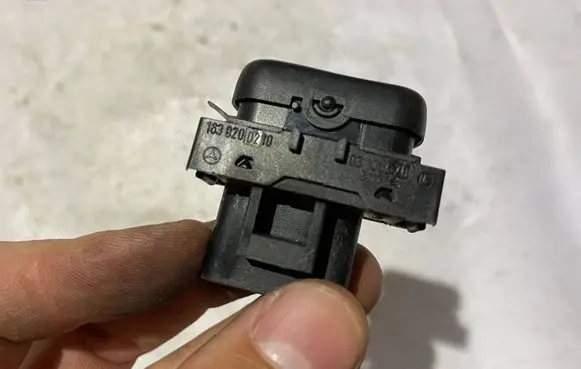Mercedes-Benz ML W163 Seat heating switch 1638200210 A1638200210