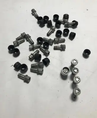 Audi A4 S4 B9 Anti-theft wheel nuts and lock 