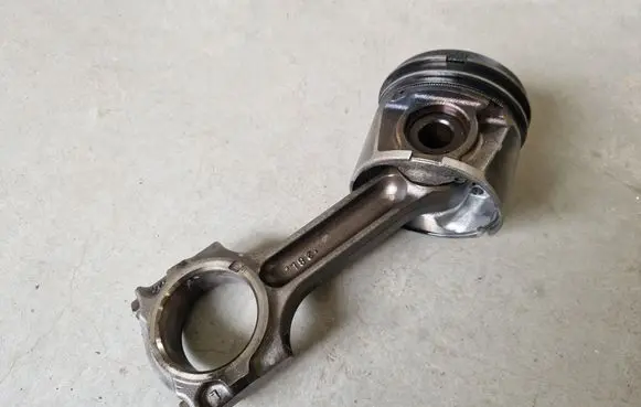 Mazda BT-50 Piston with connecting rod