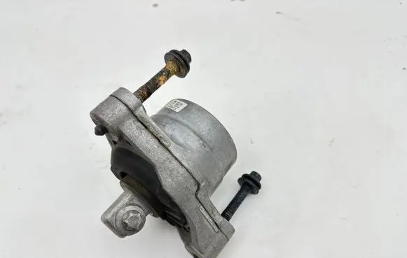 Maserati Ghibli Engine mount bracket 670038977 06700389770