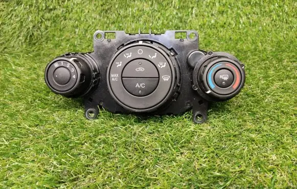 Ford Fiesta Climate control unit D2BT19980AE