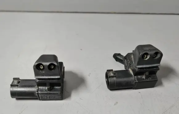 Windshield washer spray nozzle