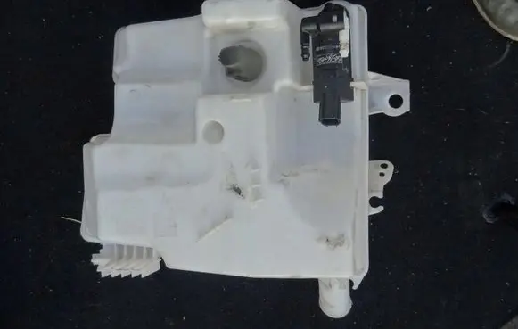 Ford Focus Windshield washer fluid reservoir/tank BV61-17B613-CA