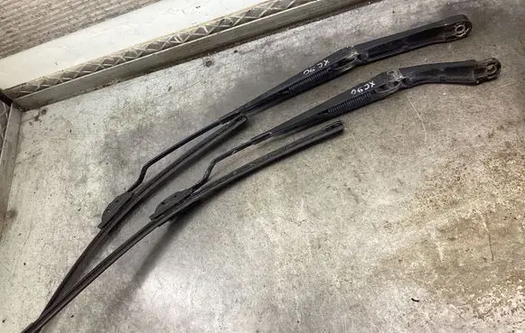 Volvo XC90 Front wiper blade arm 180253
