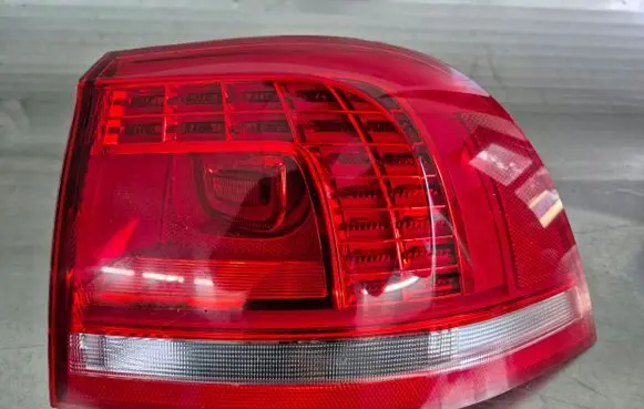 Volkswagen Touareg II Rear/tail lights 7P6945208