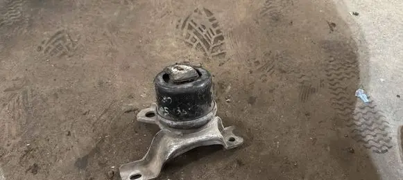 Volvo S80 Engine mount bracket 30636633