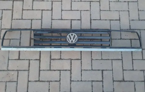 Volkswagen Jetta II Front bumper upper radiator grill 165853653E 165853653