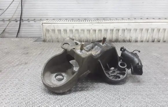 Engine mounting bracket