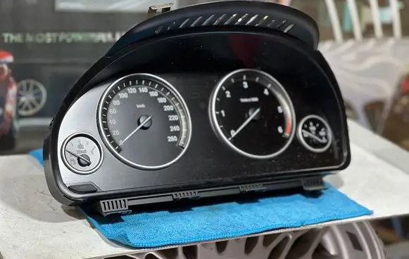 Speedometer (instrument cluster)