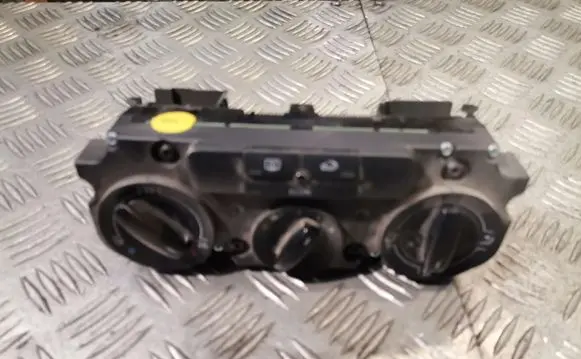 Volkswagen Touran I Climate control unit