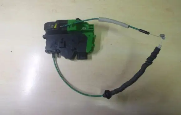 Hyundai i40 Loading door lock 813203Z010 I1058
