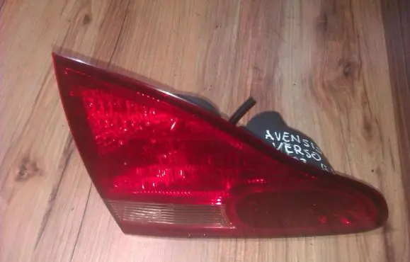 Toyota Avensis Verso Tailgate rear/tail lights