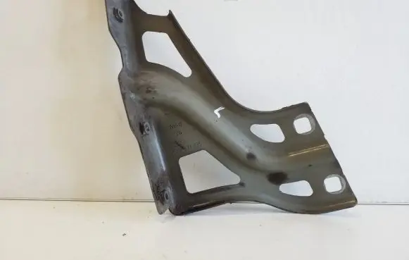 Audi Q3 8U Fender mounting bracket 8U0821135