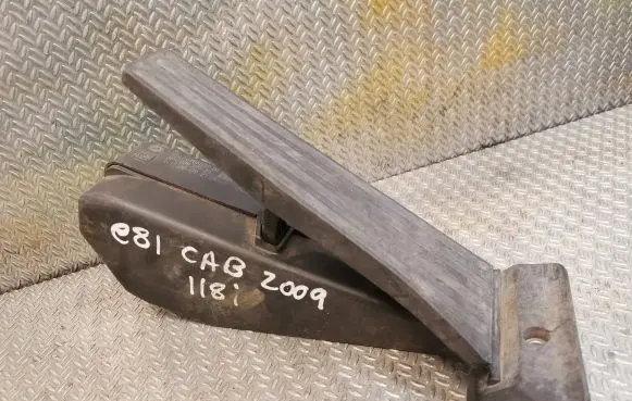 BMW 1 E81 E87 Accelerator throttle pedal 6786589