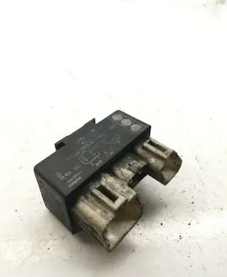 Volvo XC70 Glow plug pre-heat relay 899251000