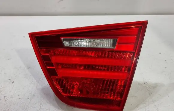 Tailgate rear/tail lights