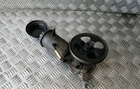 Toyota Yaris Power steering pump 