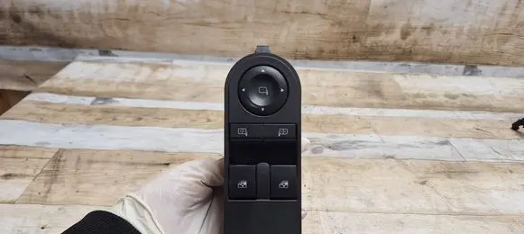 Opel Zafira B Electric window control switch 13228706
