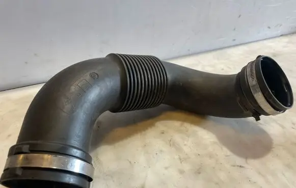 Air intake hose/pipe