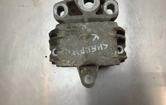 Volkswagen Sharan Engine mount bracket 7M3199555