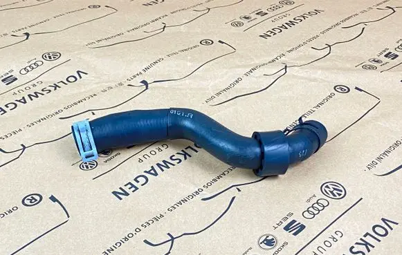 Volkswagen PASSAT B8 Engine coolant pipe/hose 3Q0121064N
