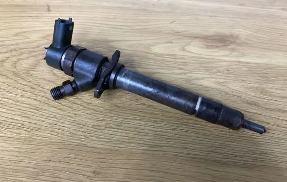 Volvo XC70 Fuel injector 8658352