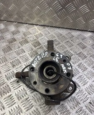 Nissan Note (E11) Front wheel hub