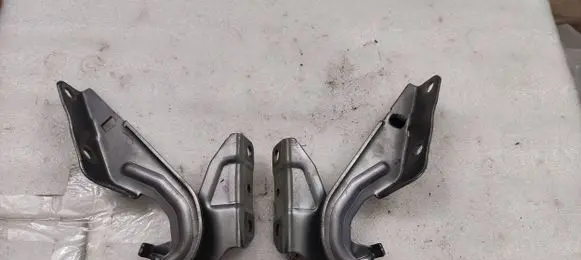 Engine bonnet/hood hinges