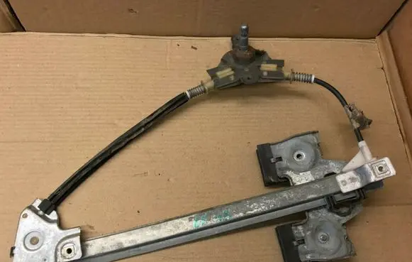 Rear door manual window regulator