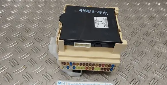 Toyota Auris E180 Fuse module 8273012X80A 8922102331