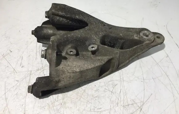Volkswagen Transporter - Caravelle T5 Engine mounting bracket 7E0199370