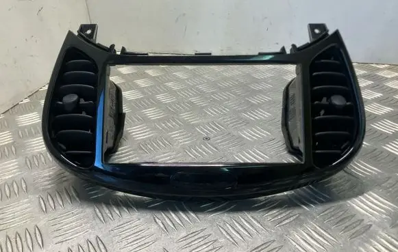 Nissan Juke I F15 Radio/GPS head unit trim 687511KE0A