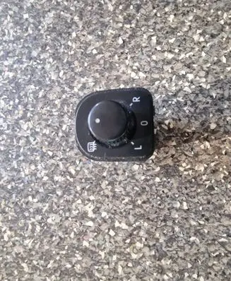 Volkswagen PASSAT B7 Wing mirror switch