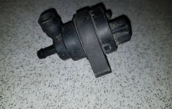 BMW 7 E38 Valve vacuum 1748875