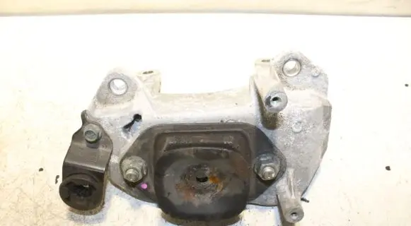 Nissan X-Trail T32 Engine mount bracket